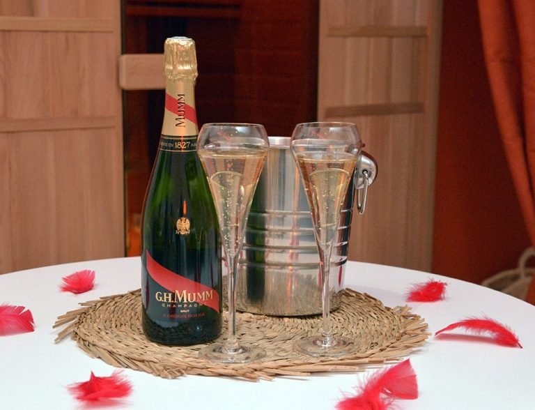 bouteille-champagne-options-levasion-loft-week-end-romantique-deux-erotique-saint-valentin-chambre-gite-labaule-saint-nazaire-guerande-nantes-prinquiau-savenay-loire-atlantique-bretagne-4