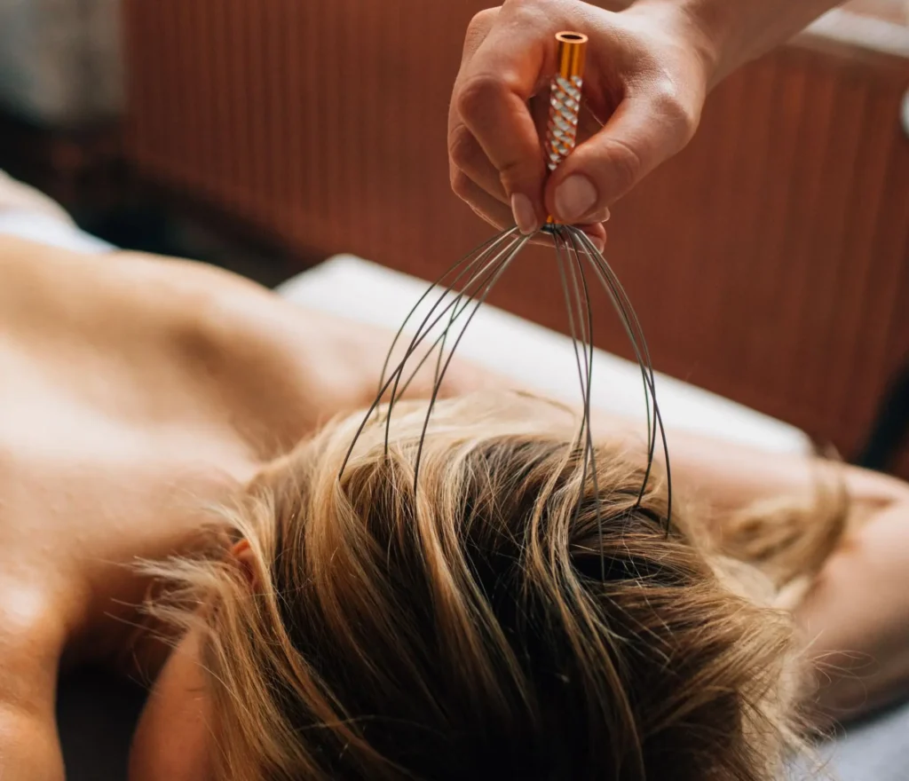 Massage du cuir chevelu à l’araignée pendant un Head Spa, à Prinquiau