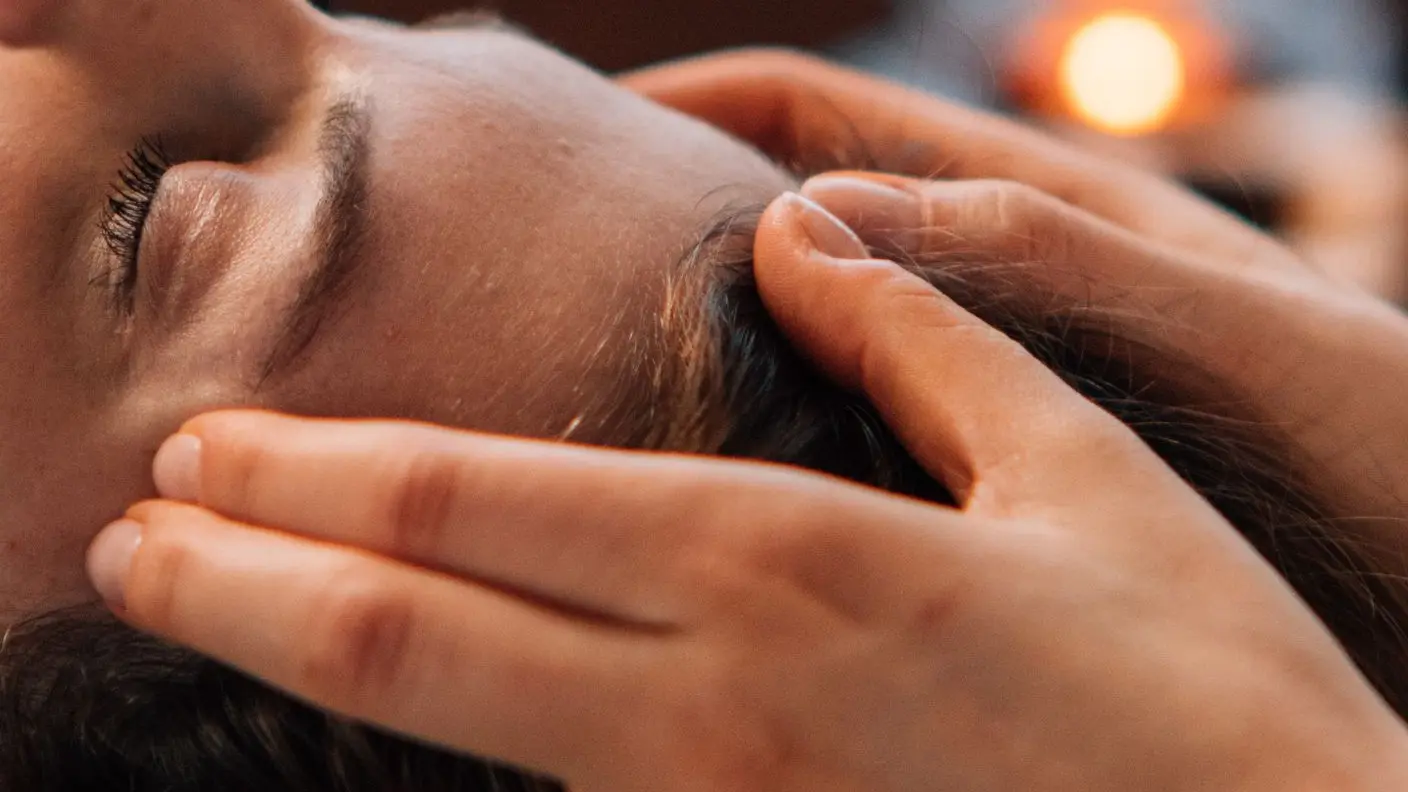 Mains massant les tempes pendant un massage crânien, Head Spa de L’Évasion à Prinquiau